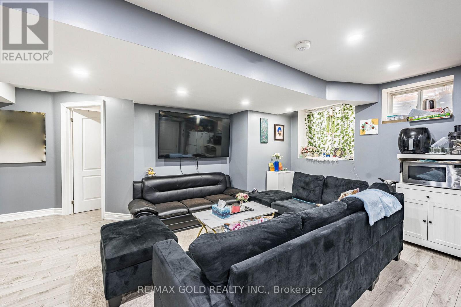 7 TROYER STREET - 34