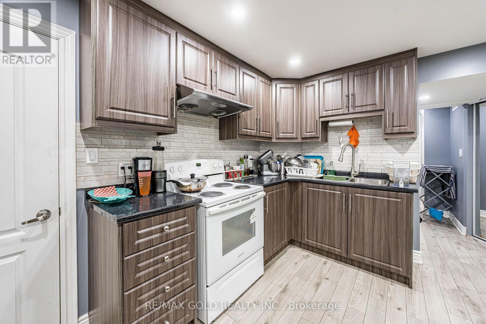 7 TROYER STREET - 35