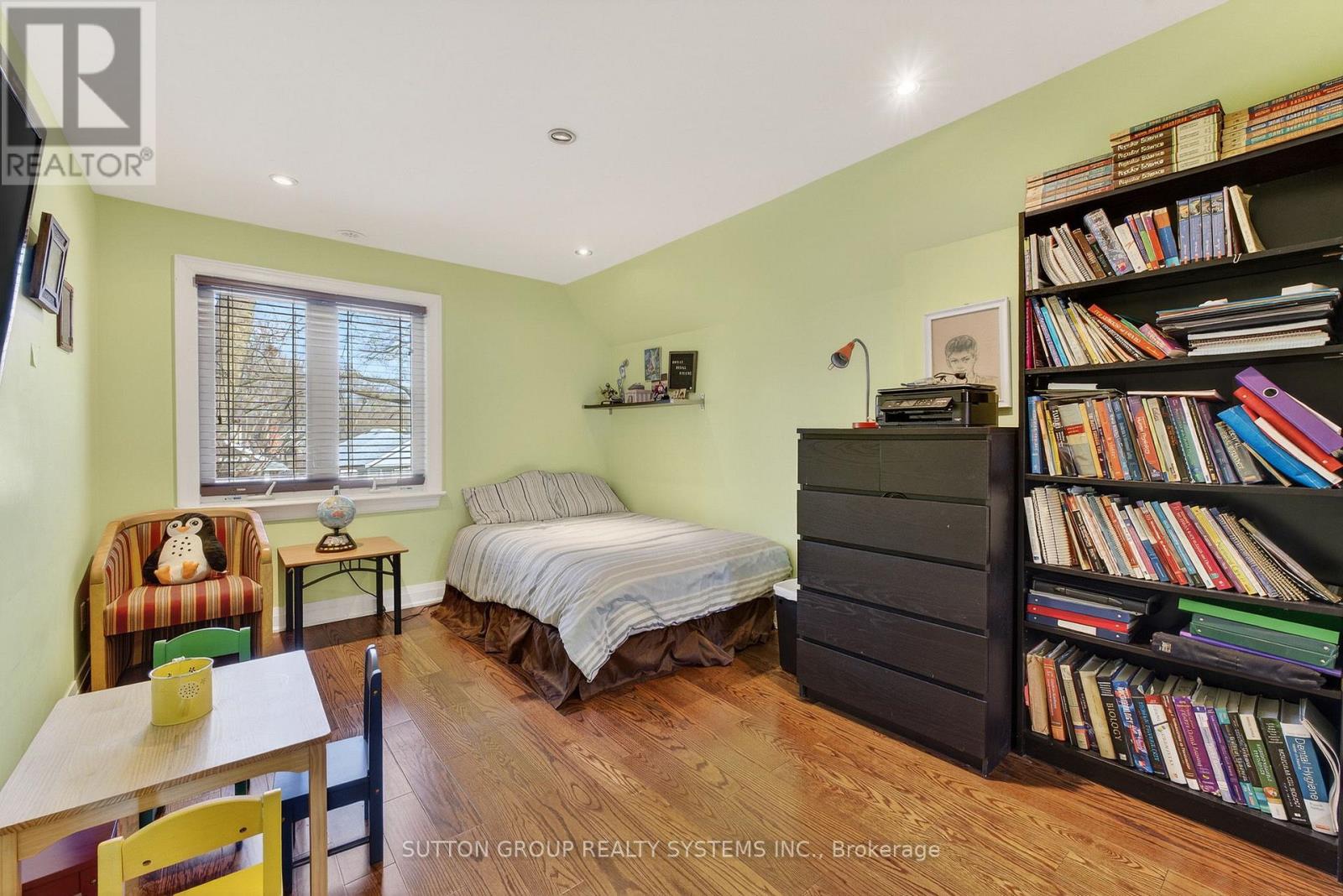 32 GREEN LANES - 17