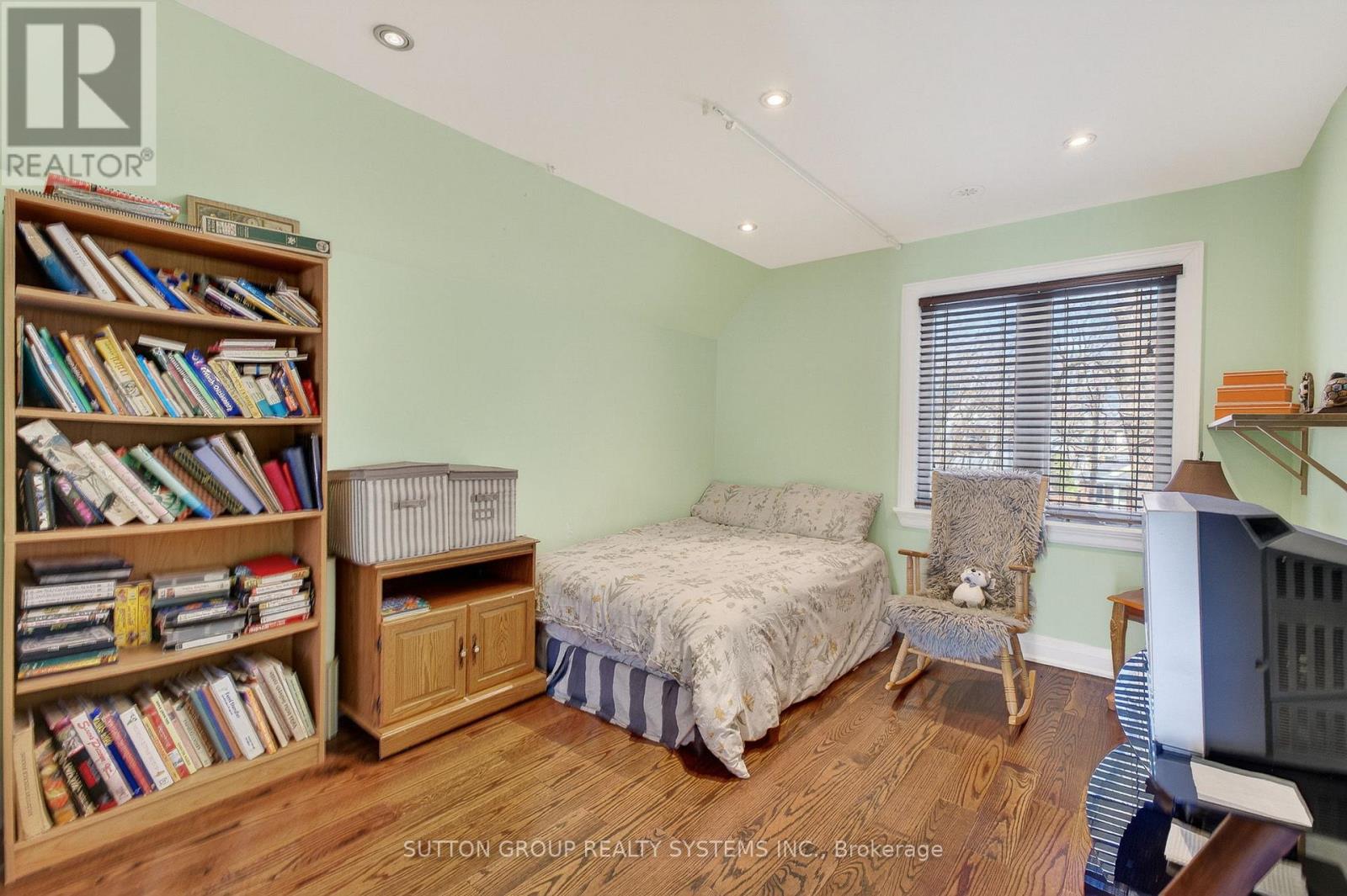 32 GREEN LANES - 19