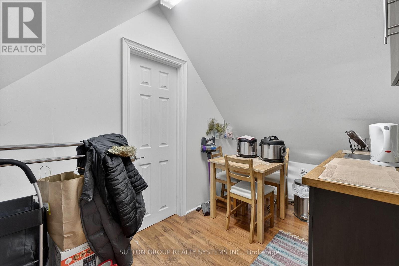 32 GREEN LANES - 23
