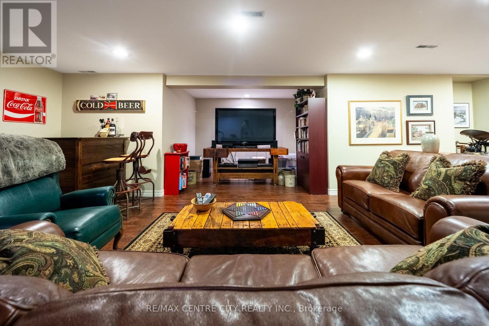 61 ABERDEEN DRIVE - 42