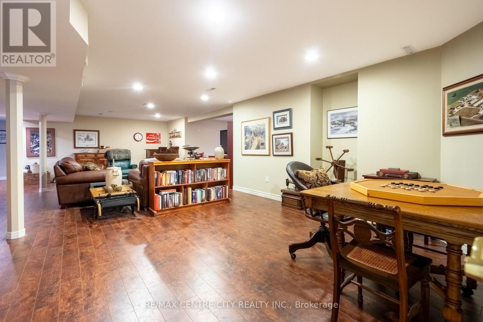 61 ABERDEEN DRIVE - 44