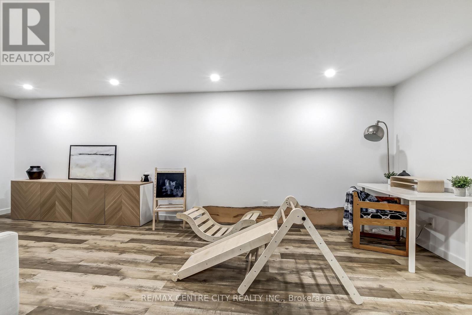 91 MOORE AVENUE - 14