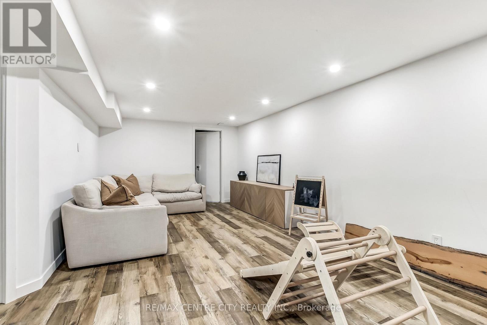91 MOORE AVENUE - 15