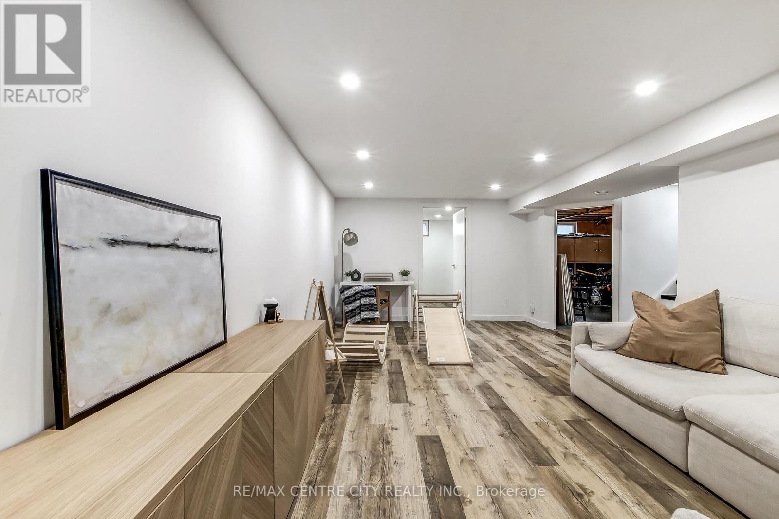 91 MOORE AVENUE - 16