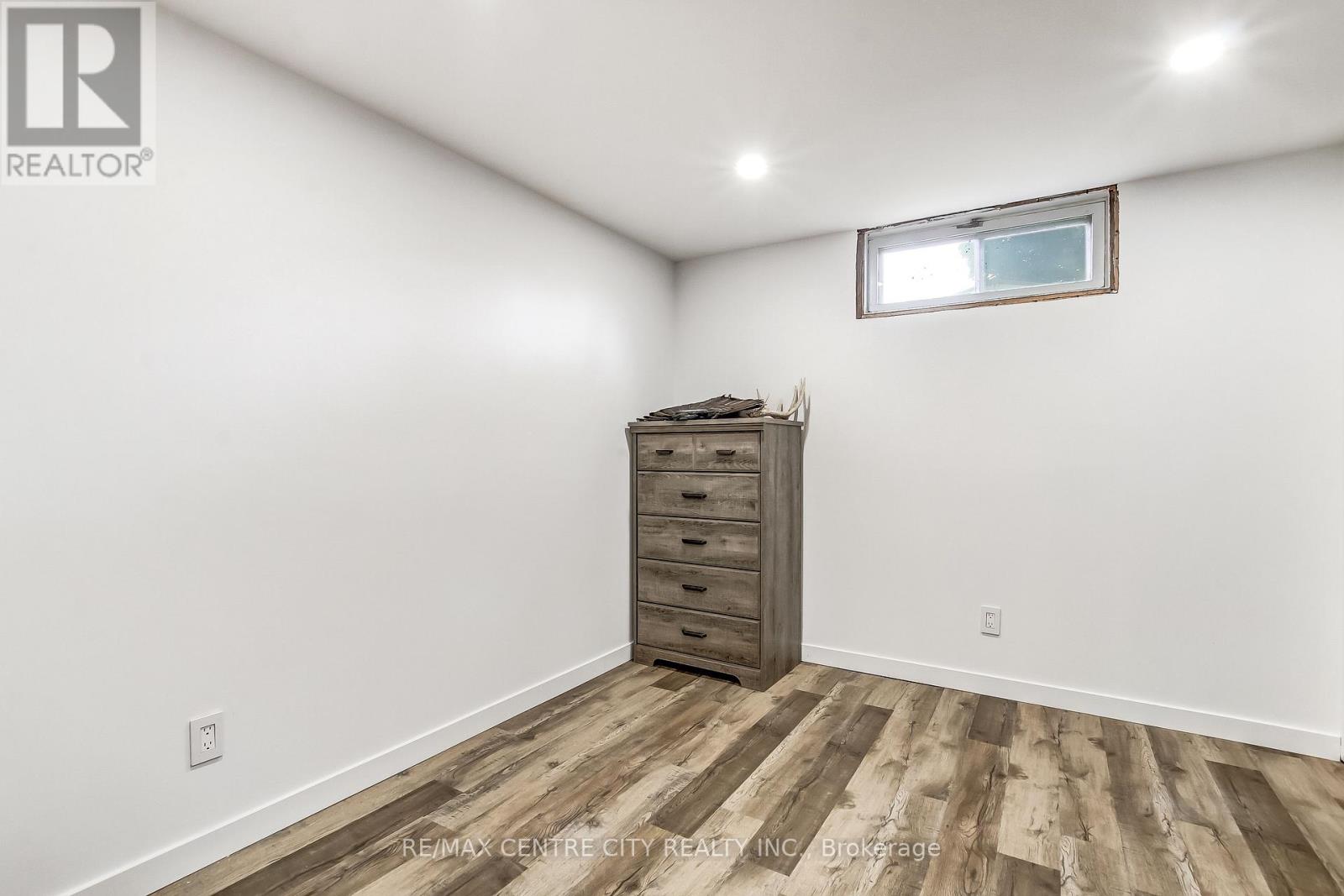 91 MOORE AVENUE - 17