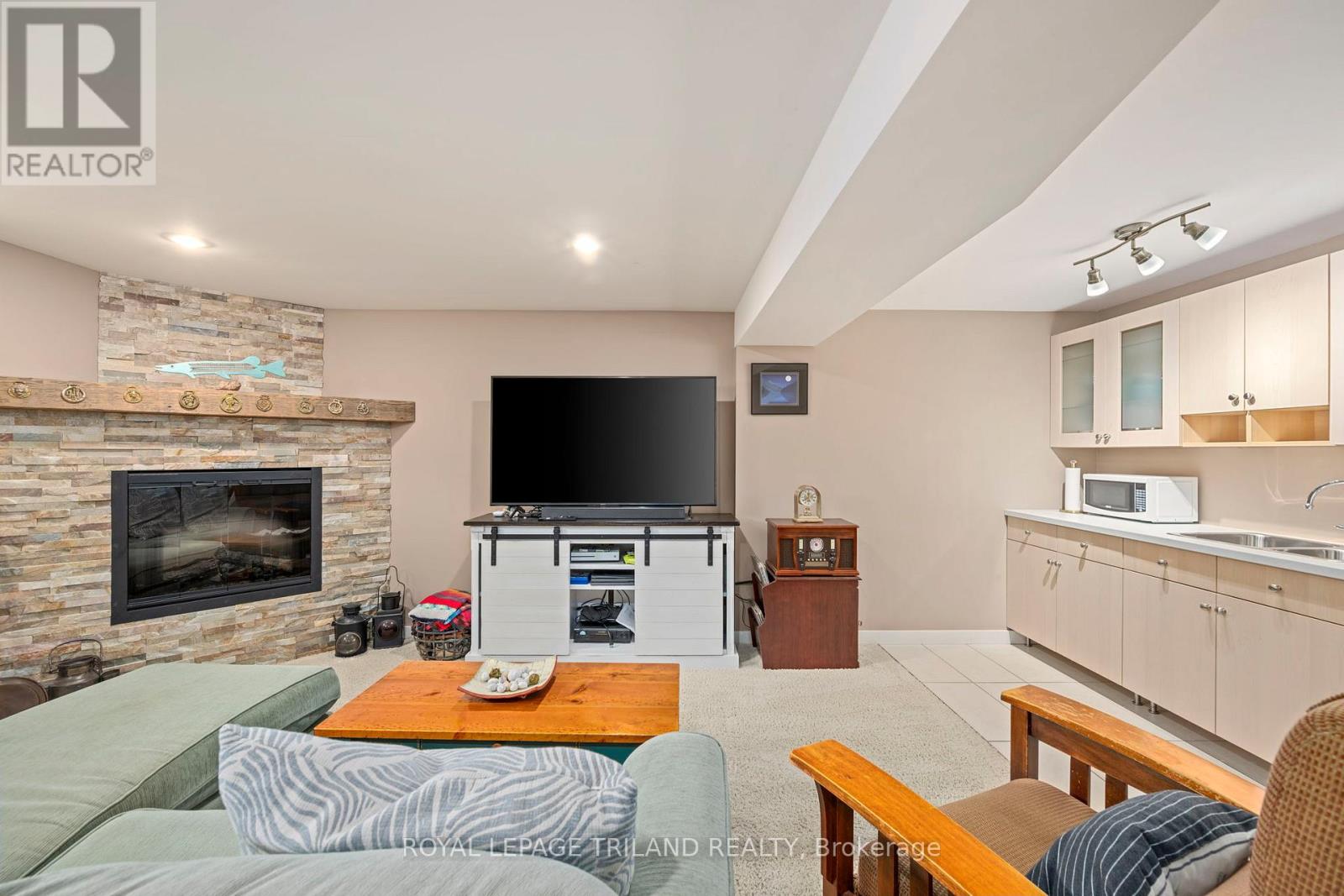 48 CIRCLEWOOD DRIVE - 35