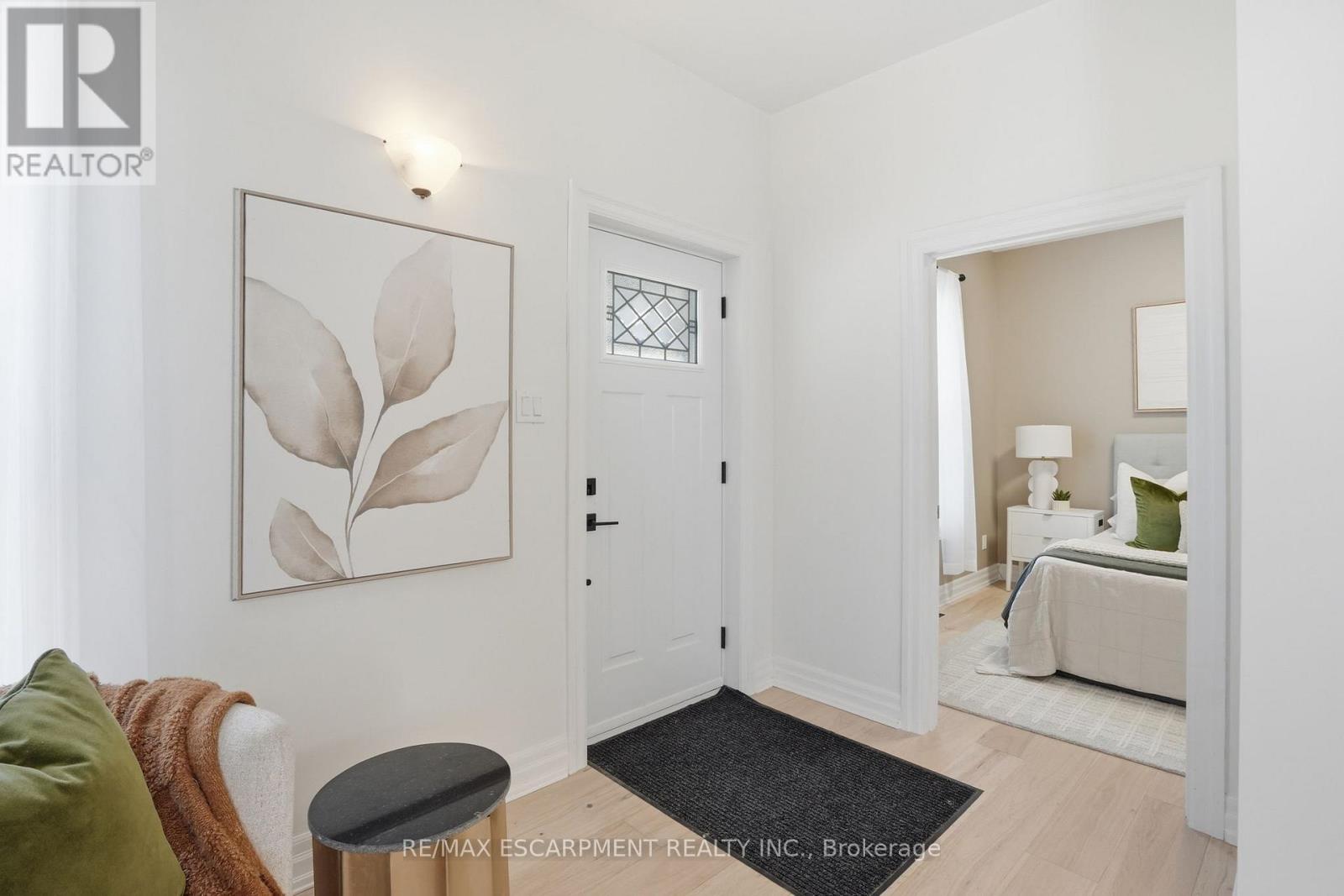 3-bedroom home for sale at 118 VICTORIA STREET, Brantford ON · photo 4 of 30