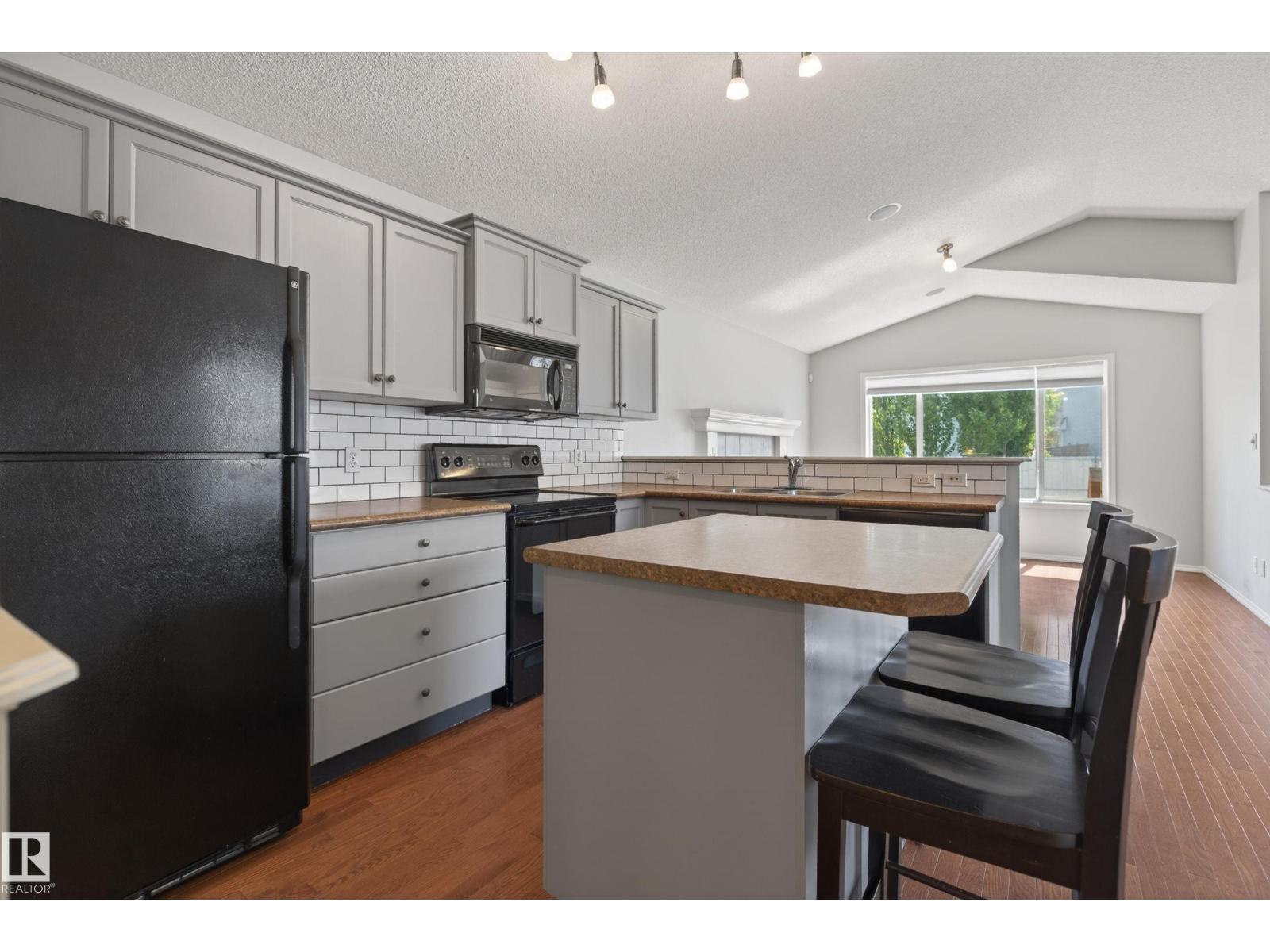 7815 14 AV SW - 4