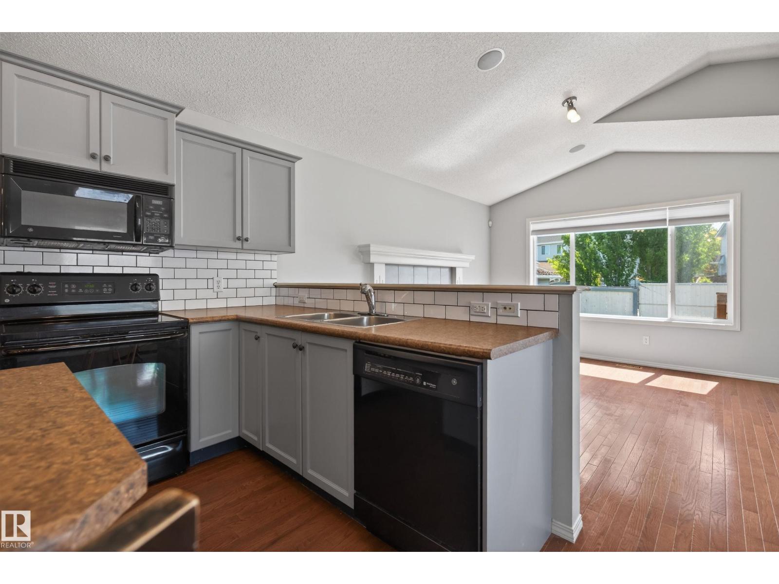 7815 14 AV SW - 8