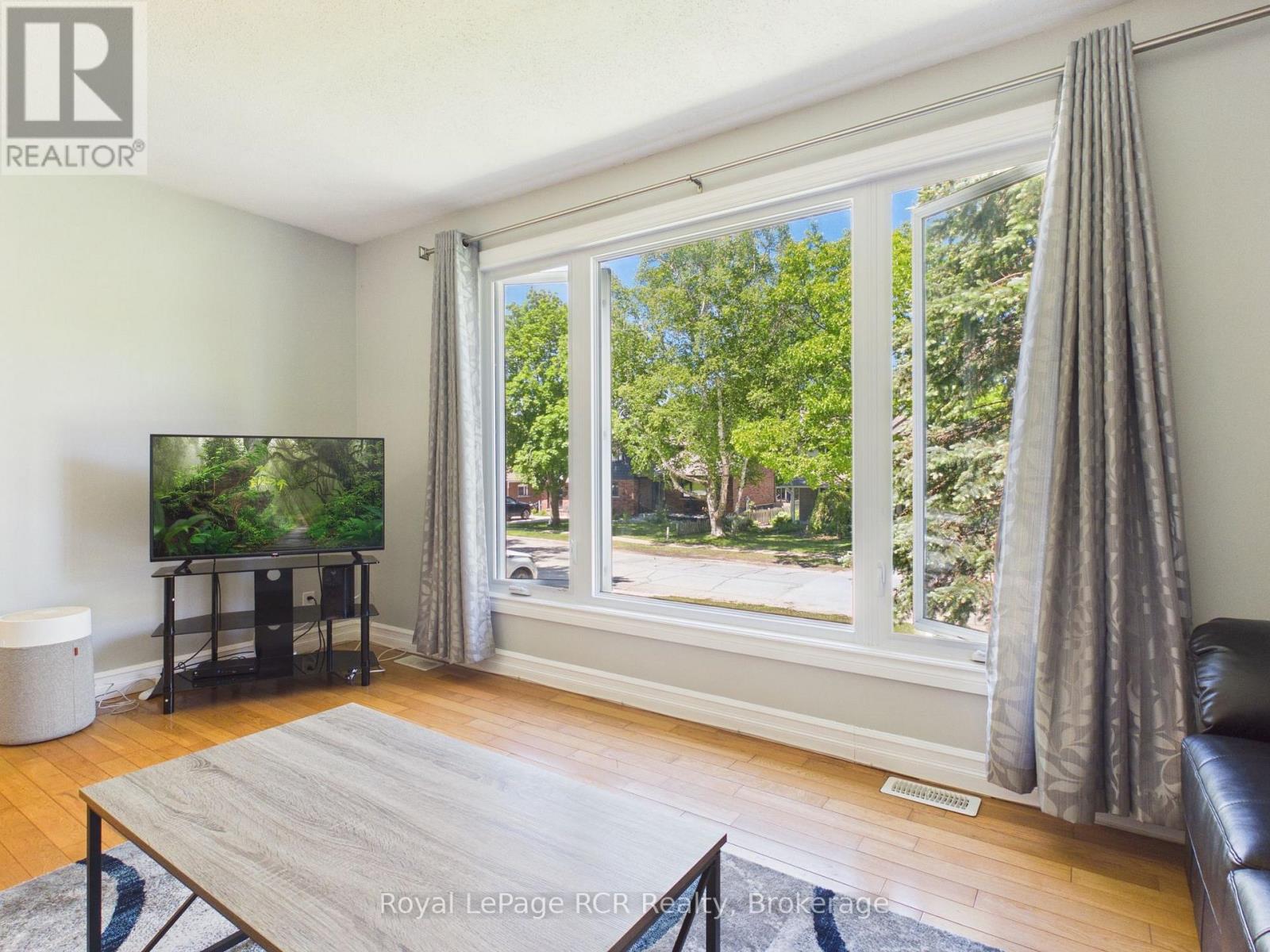 383 WELLINGTON STREET - 11