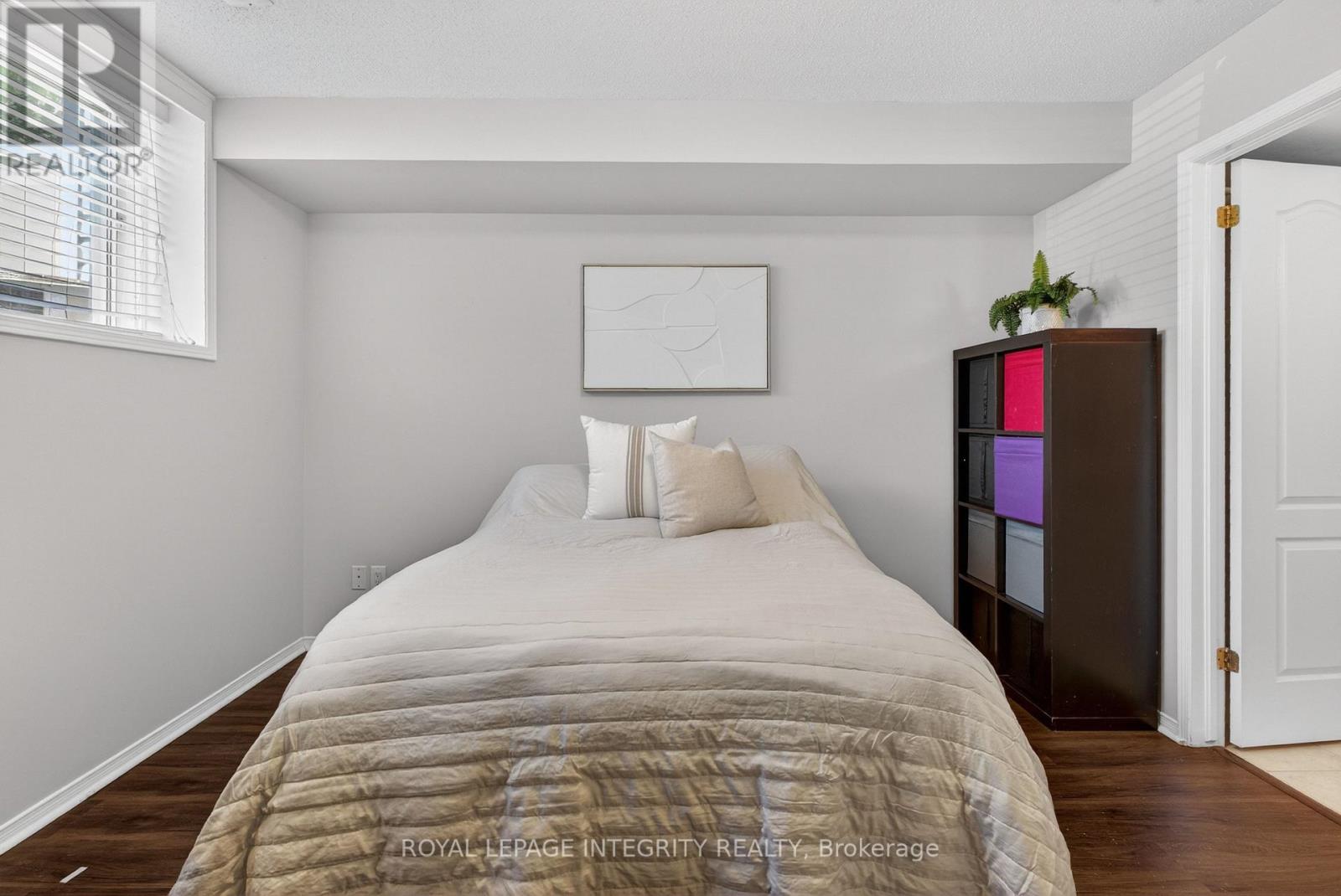 256 CRESTHAVEN DRIVE - 21