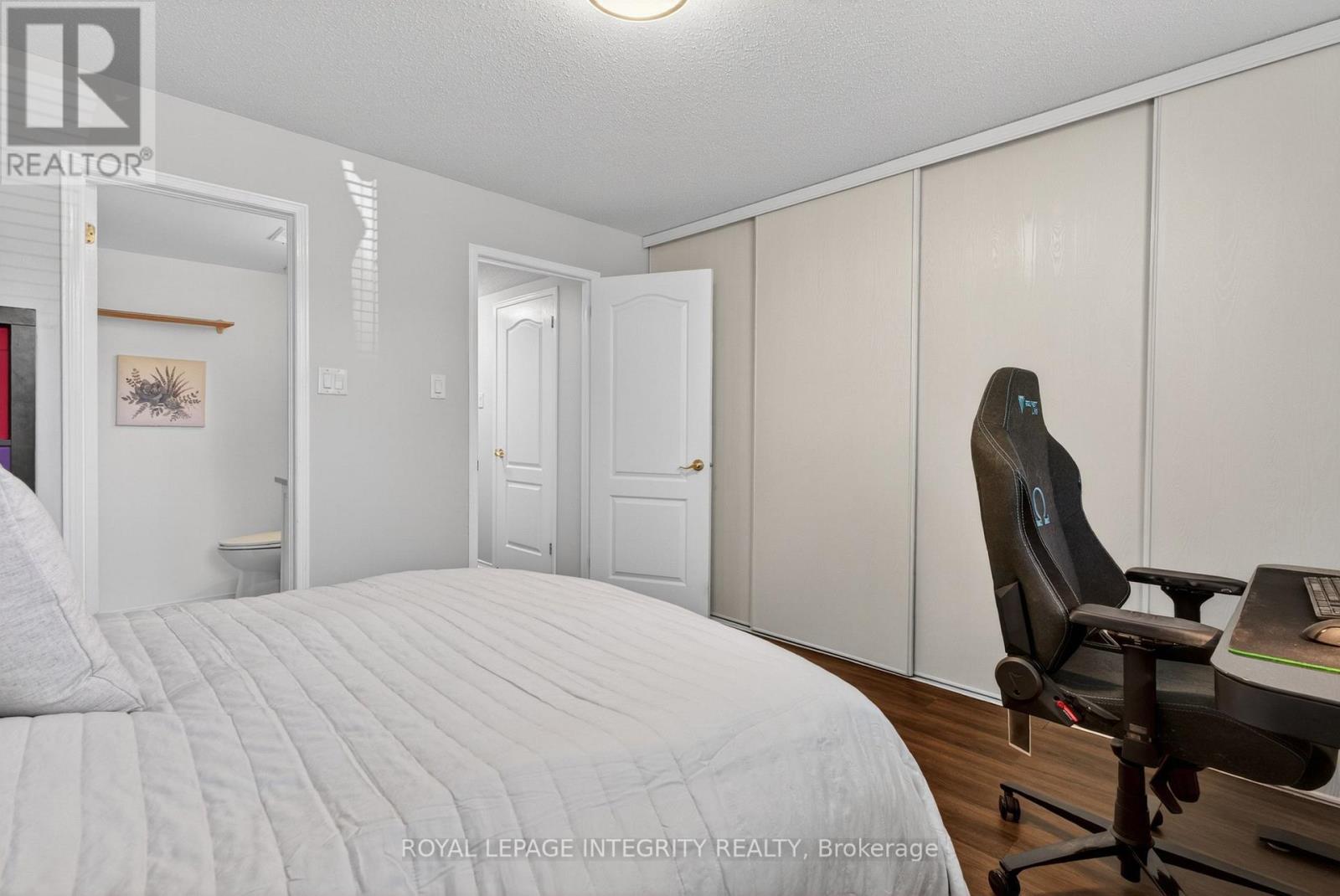 256 CRESTHAVEN DRIVE - 22