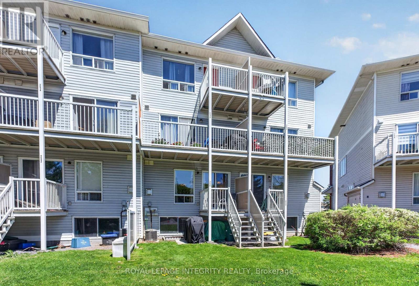 256 CRESTHAVEN DRIVE - 25