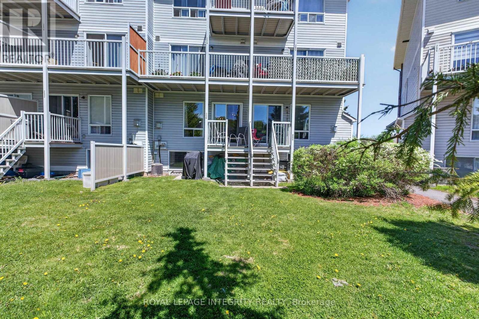 256 CRESTHAVEN DRIVE - 26