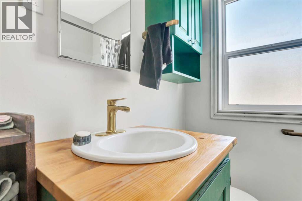 202 1 Street E - 15