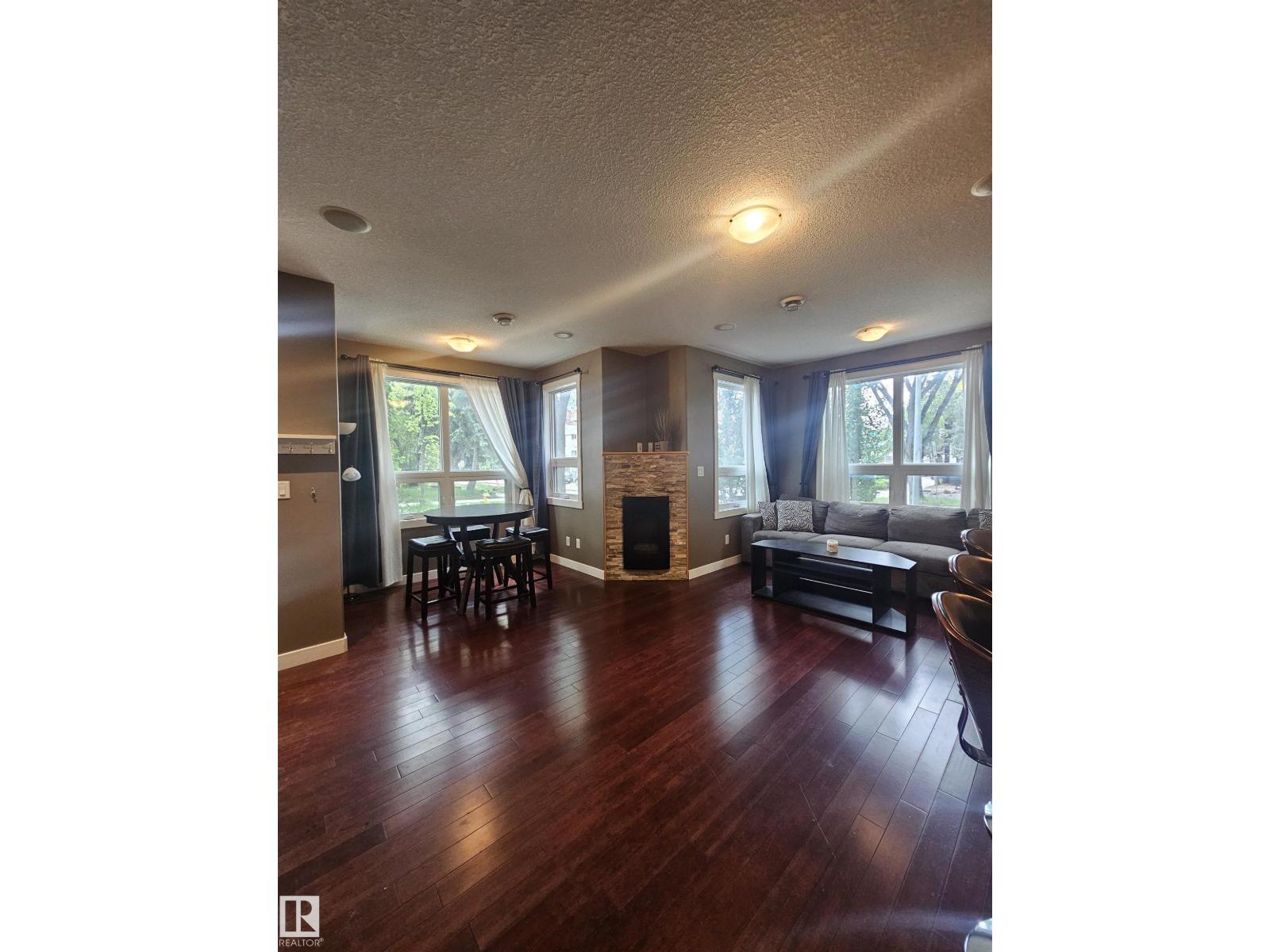 8306 108 ST NW - 30