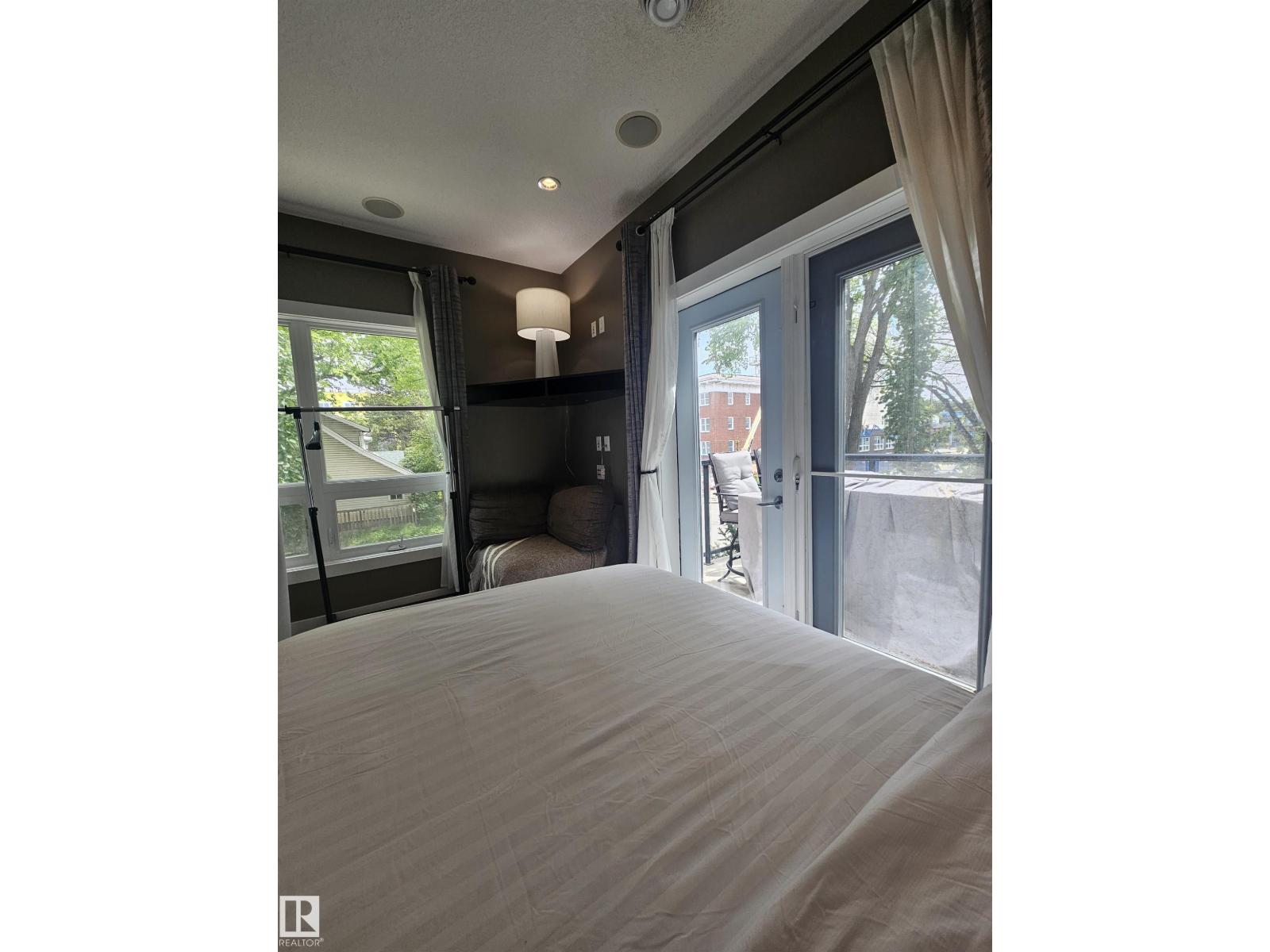 8306 108 ST NW - 47