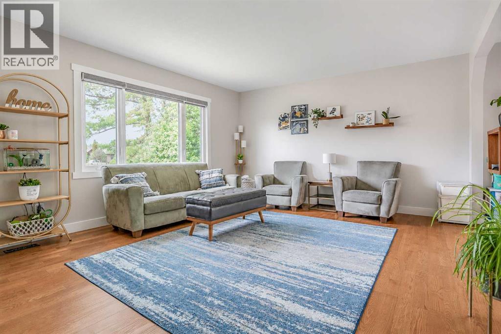 56 Chinook Crescent W — photo 16