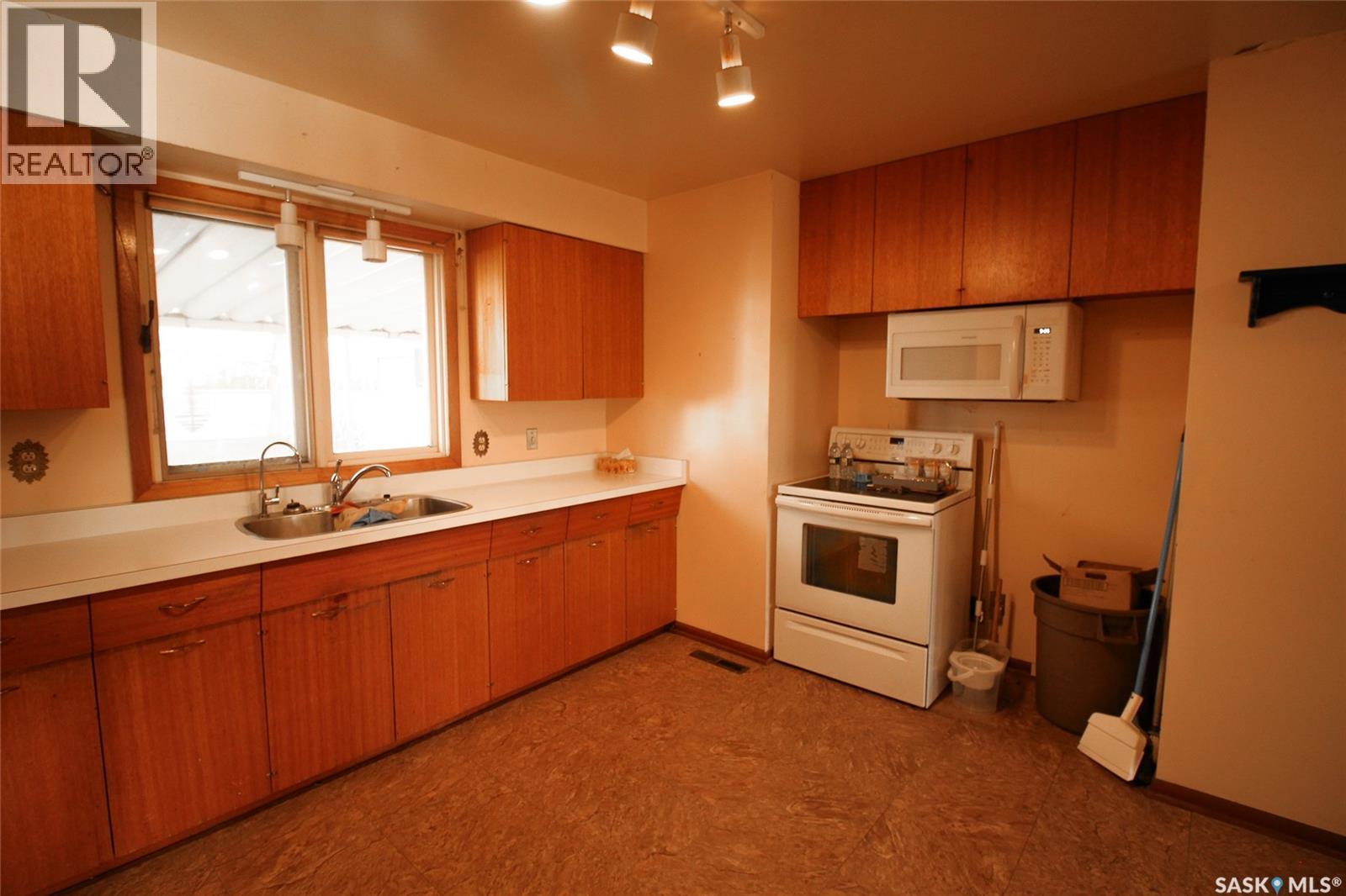 175 6th AVENUE W - 6