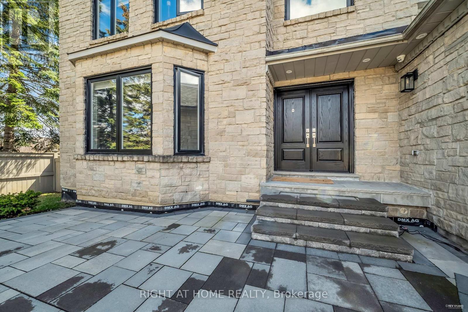 1092 STONEHAVEN AVENUE - 2