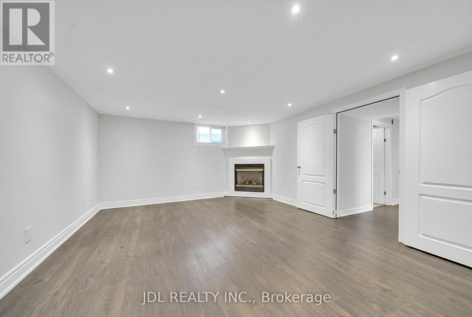 53 SOUTHDALE DRIVE - 27