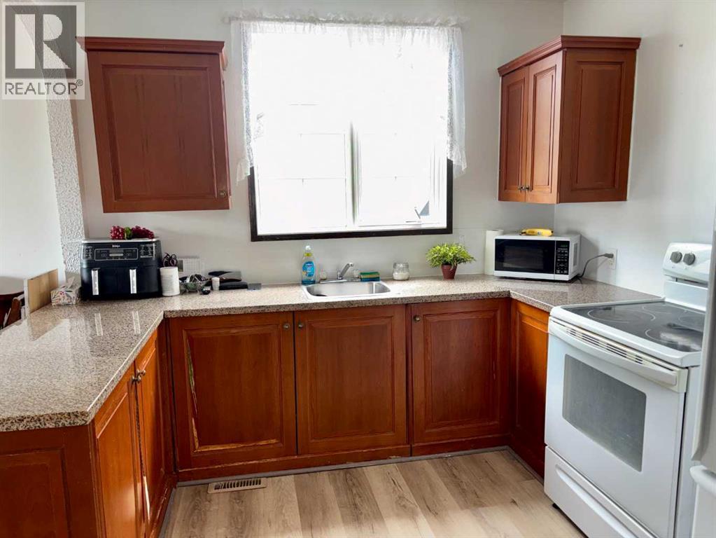 5028 48 Street — photo 8