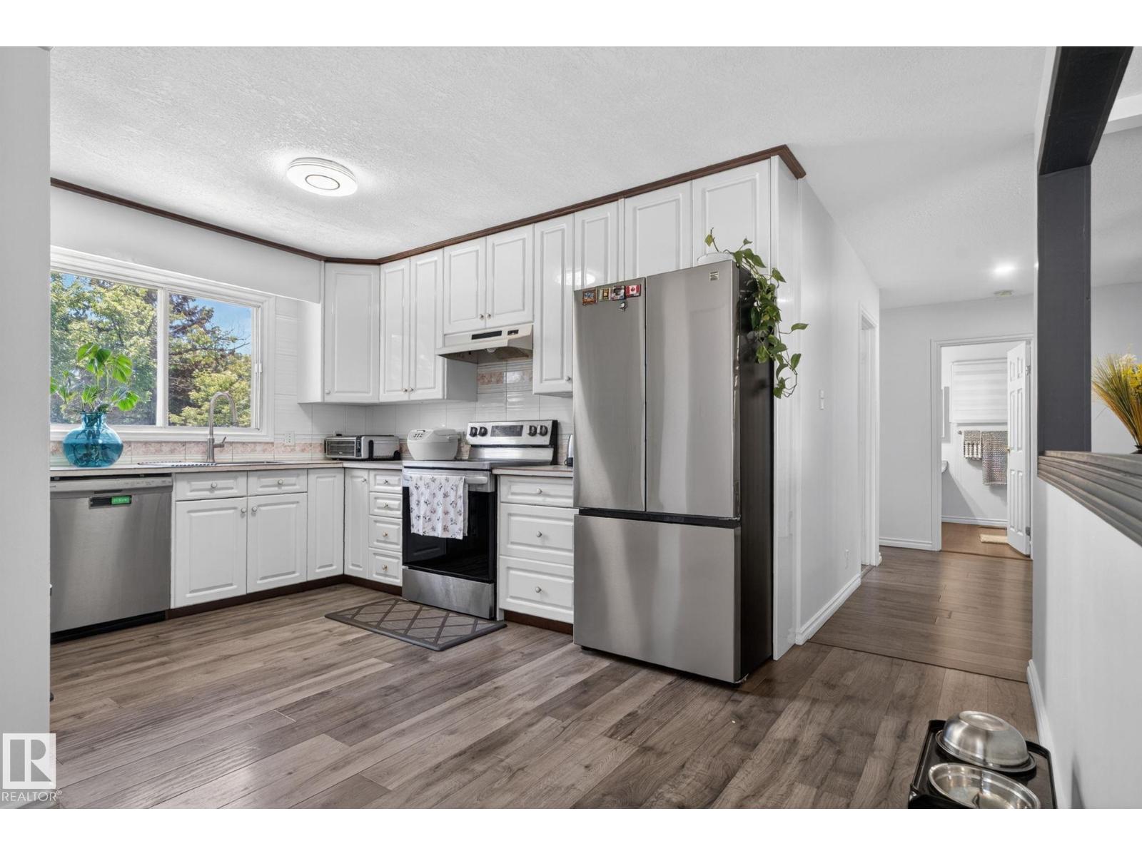 8807 24 AV NW - 12