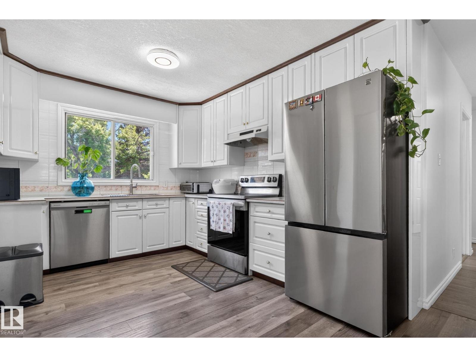 8807 24 AV NW - 13