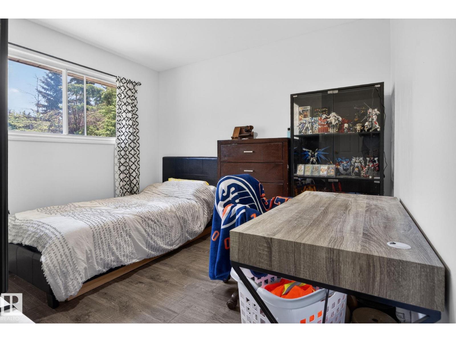 8807 24 AV NW - 17