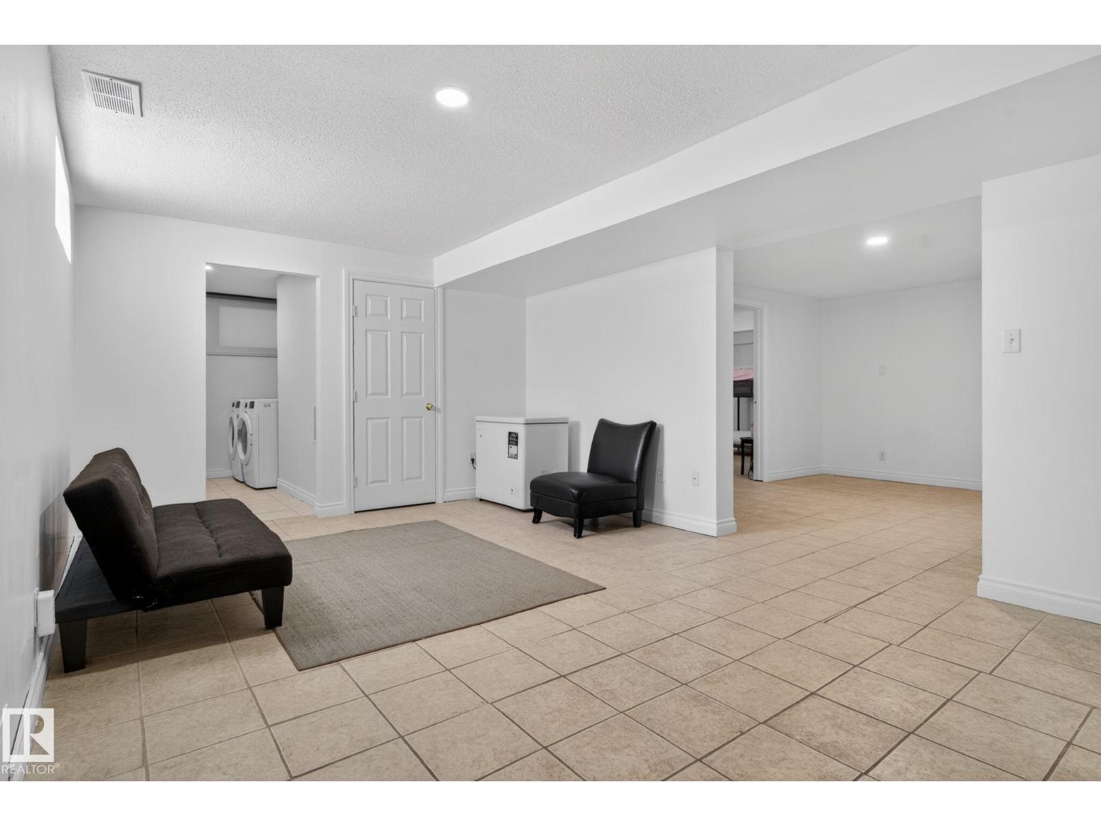 8807 24 AV NW - 20