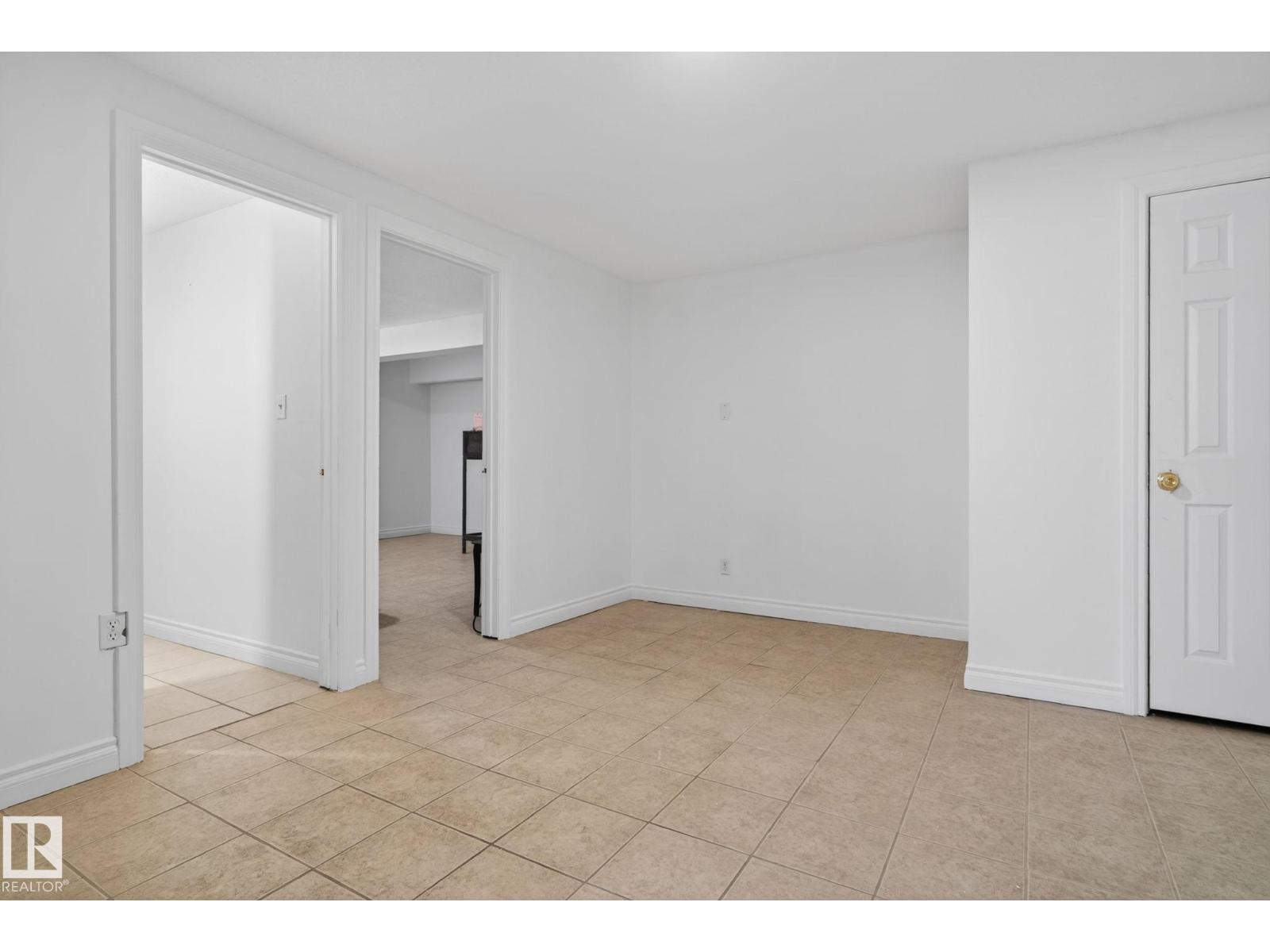 8807 24 AV NW - 21