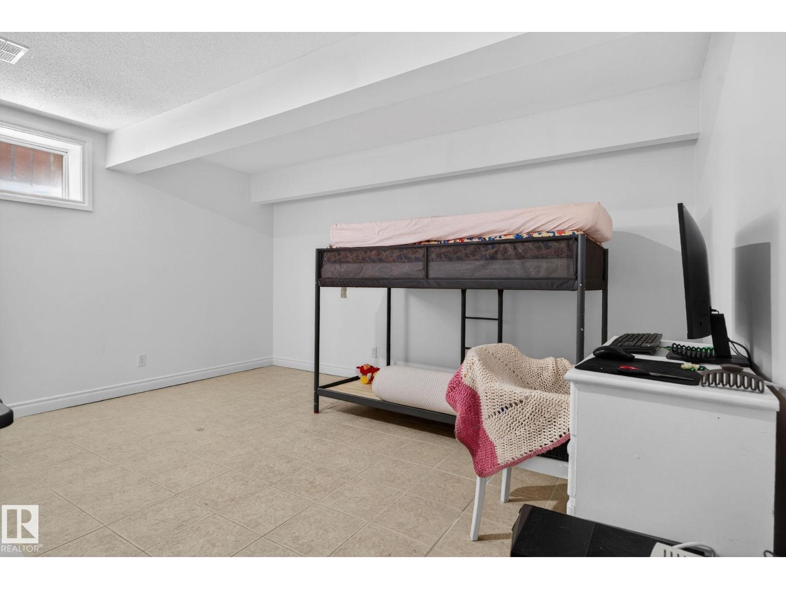 8807 24 AV NW - 22