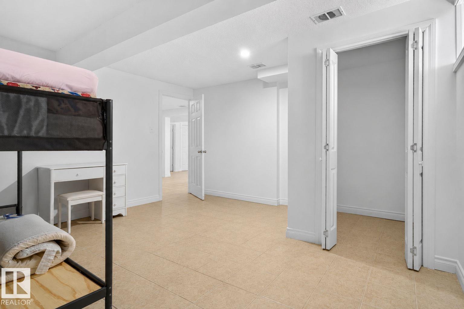 8807 24 AV NW - 23