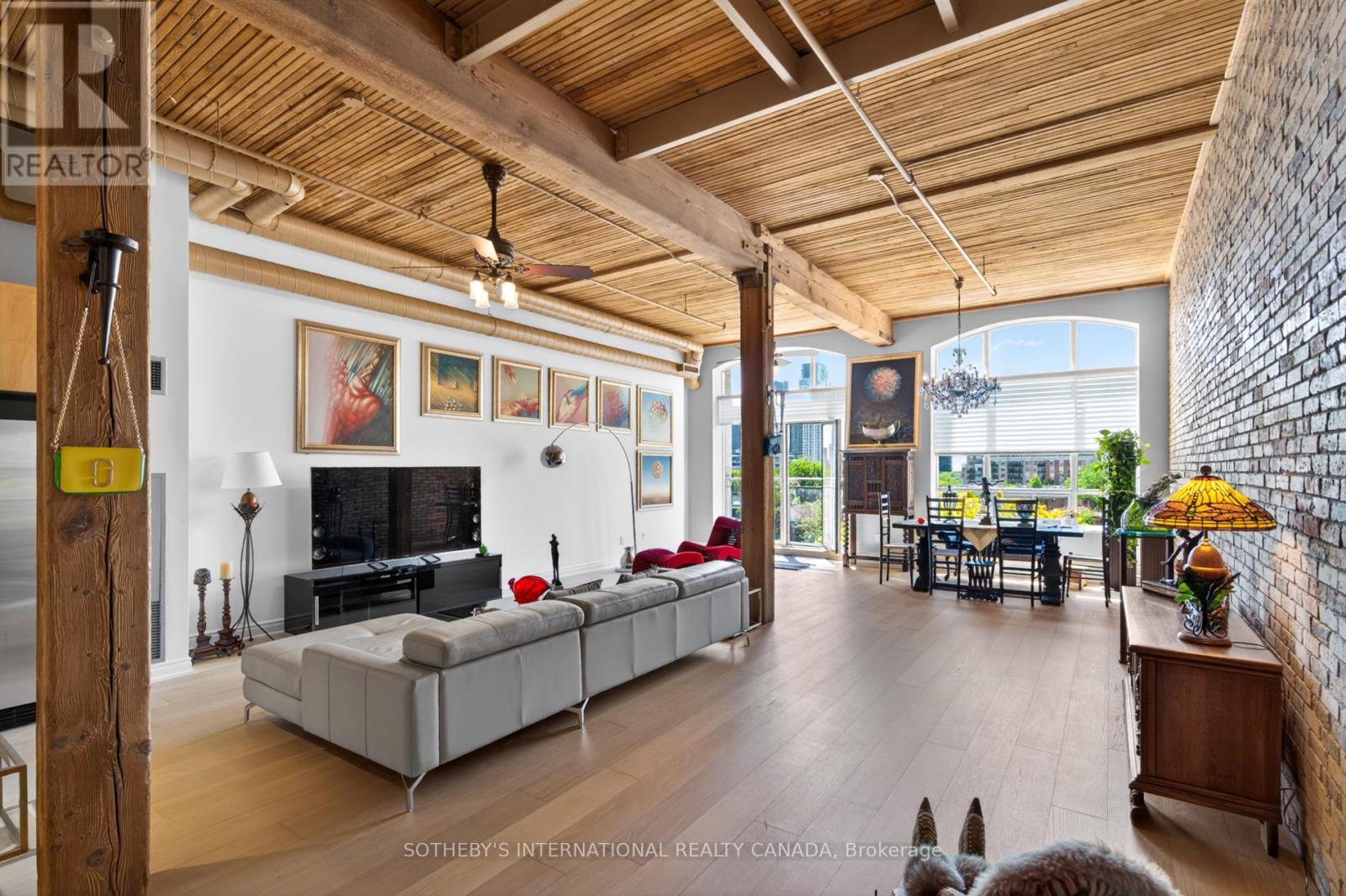 Listing photo of 404 - 993 QUEEN STREET W