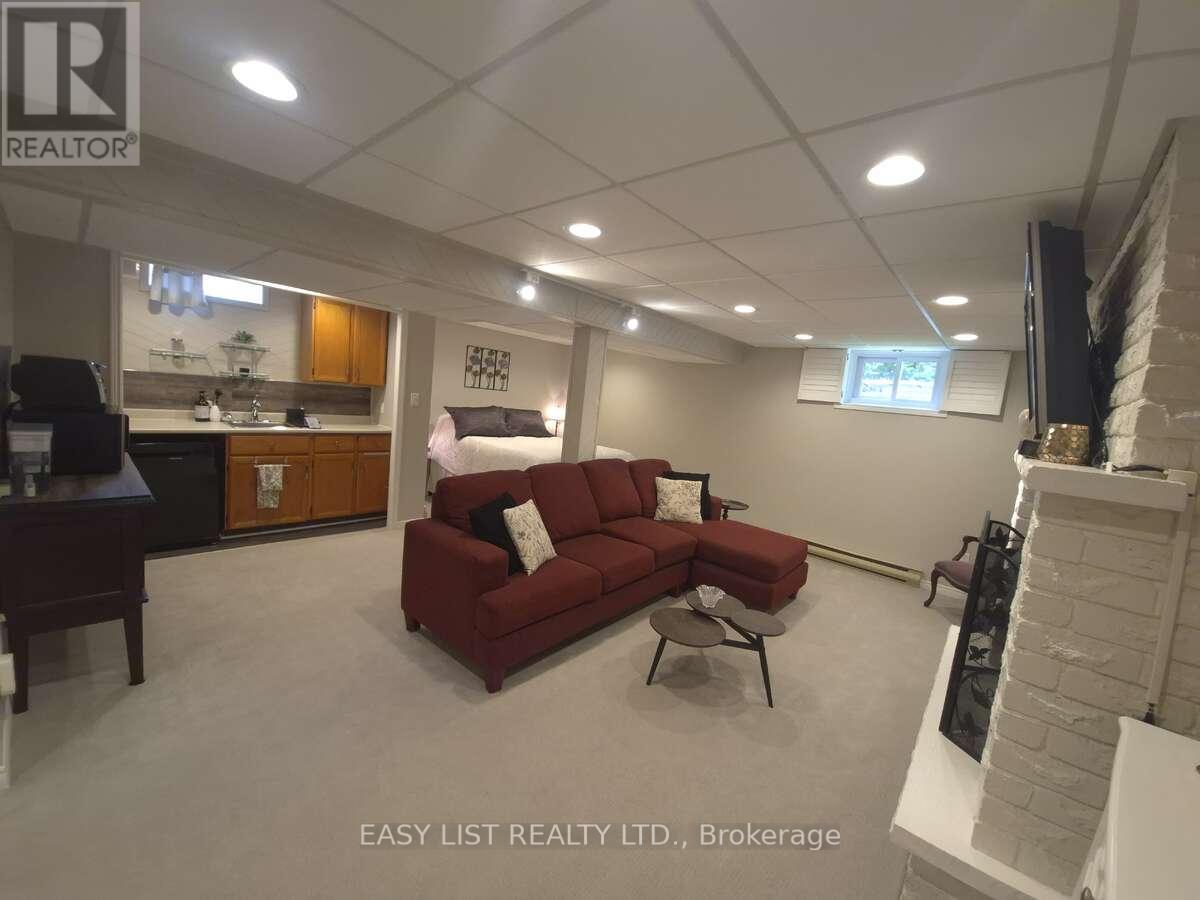 51 LYNDALE CRESCENT - 38
