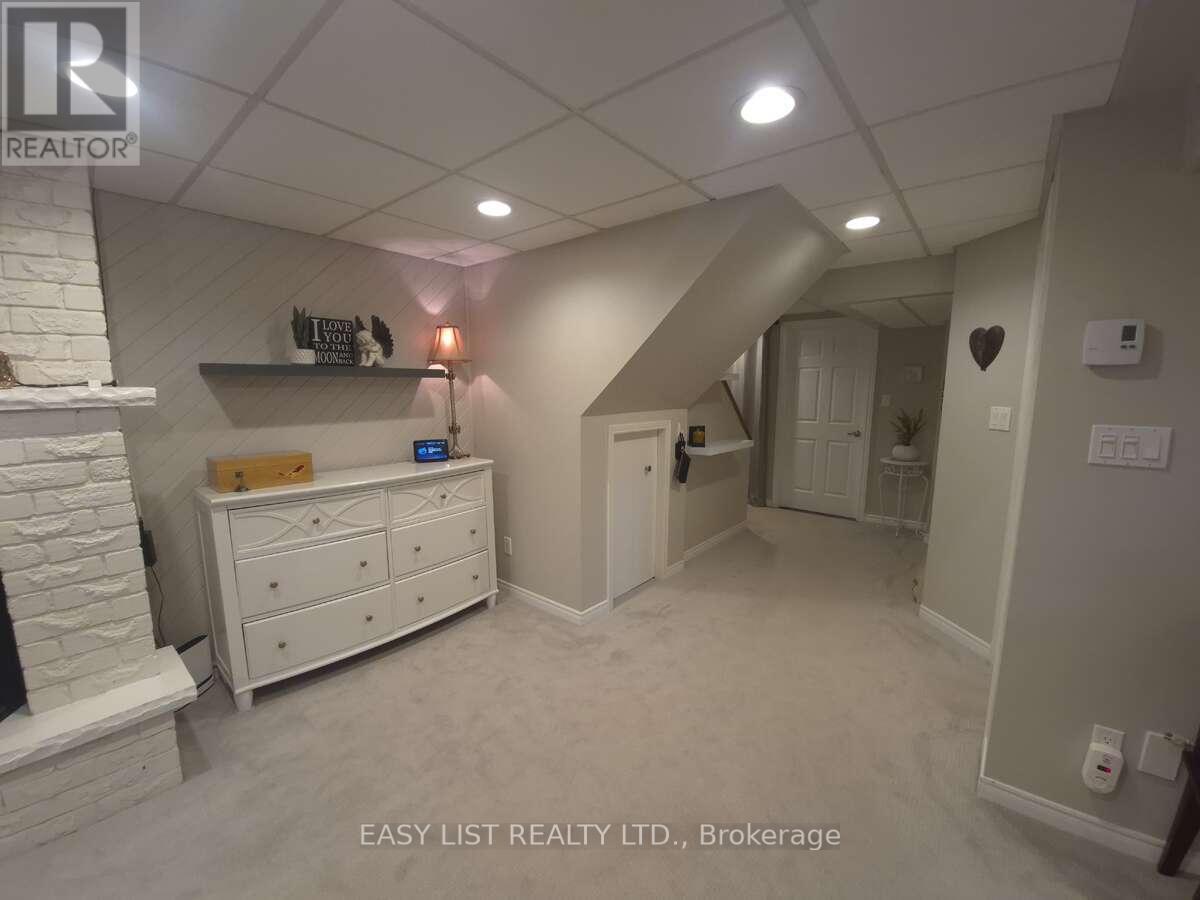 51 LYNDALE CRESCENT - 44