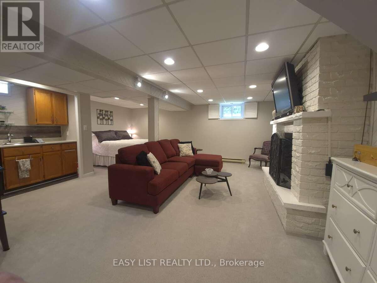 51 LYNDALE CRESCENT - 37