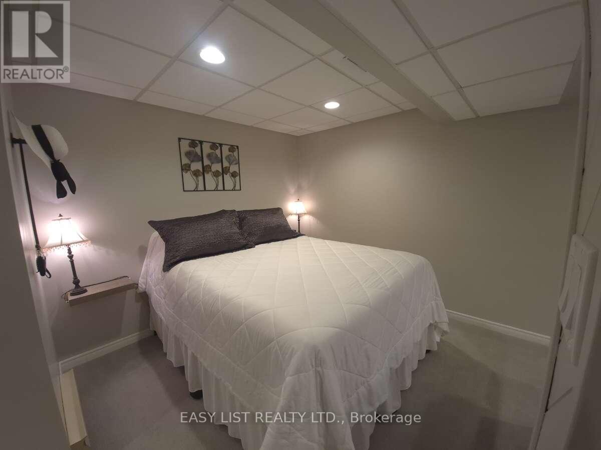 51 LYNDALE CRESCENT - 42