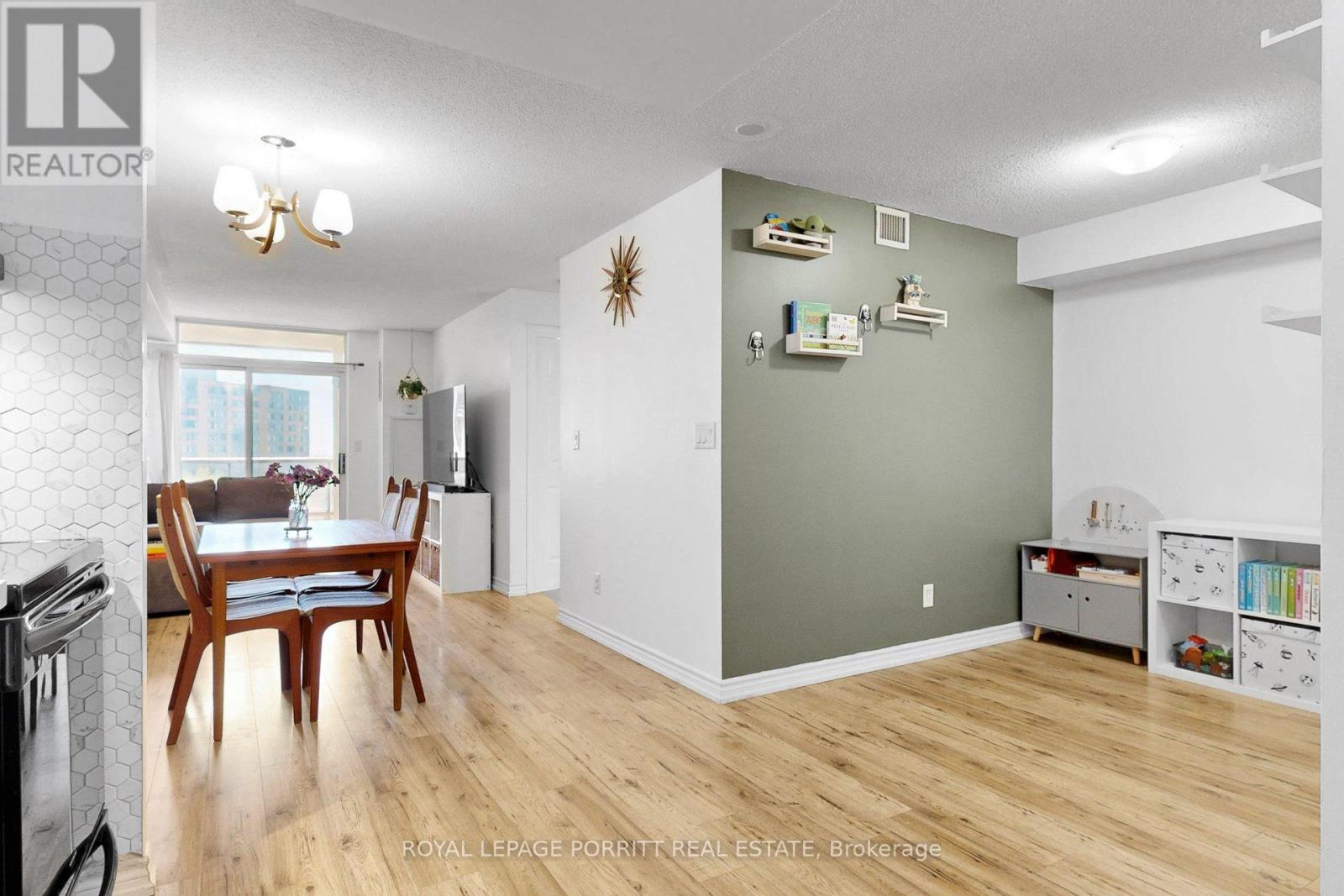 #927 3888 DUKE OF YORK BOULEVARD - 11