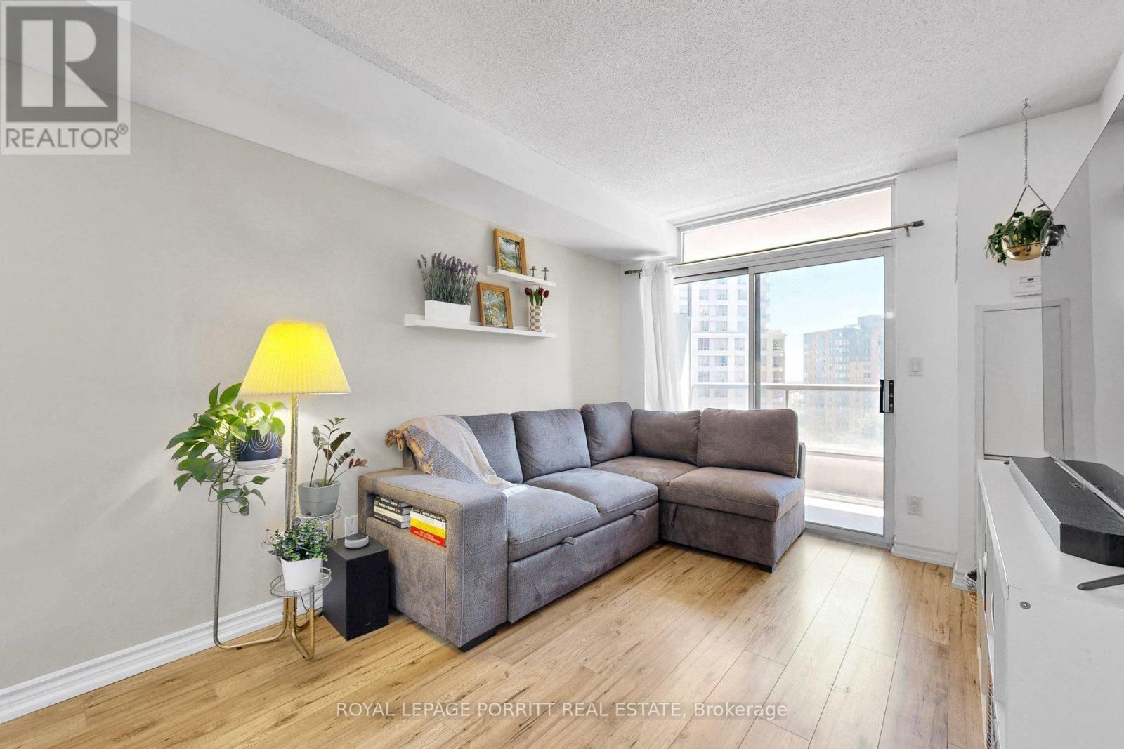 #927 3888 DUKE OF YORK BOULEVARD - 16