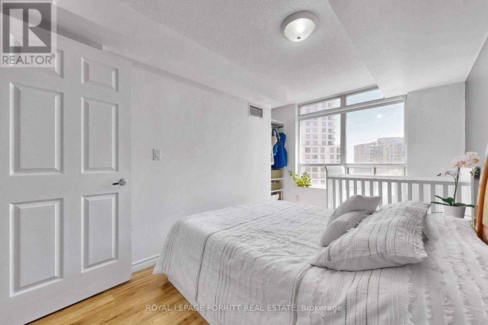 #927 3888 DUKE OF YORK BOULEVARD - 22
