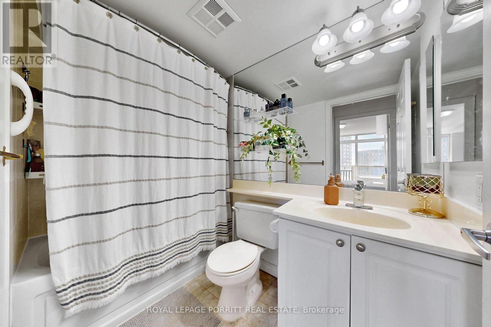 #927 3888 DUKE OF YORK BOULEVARD - 24