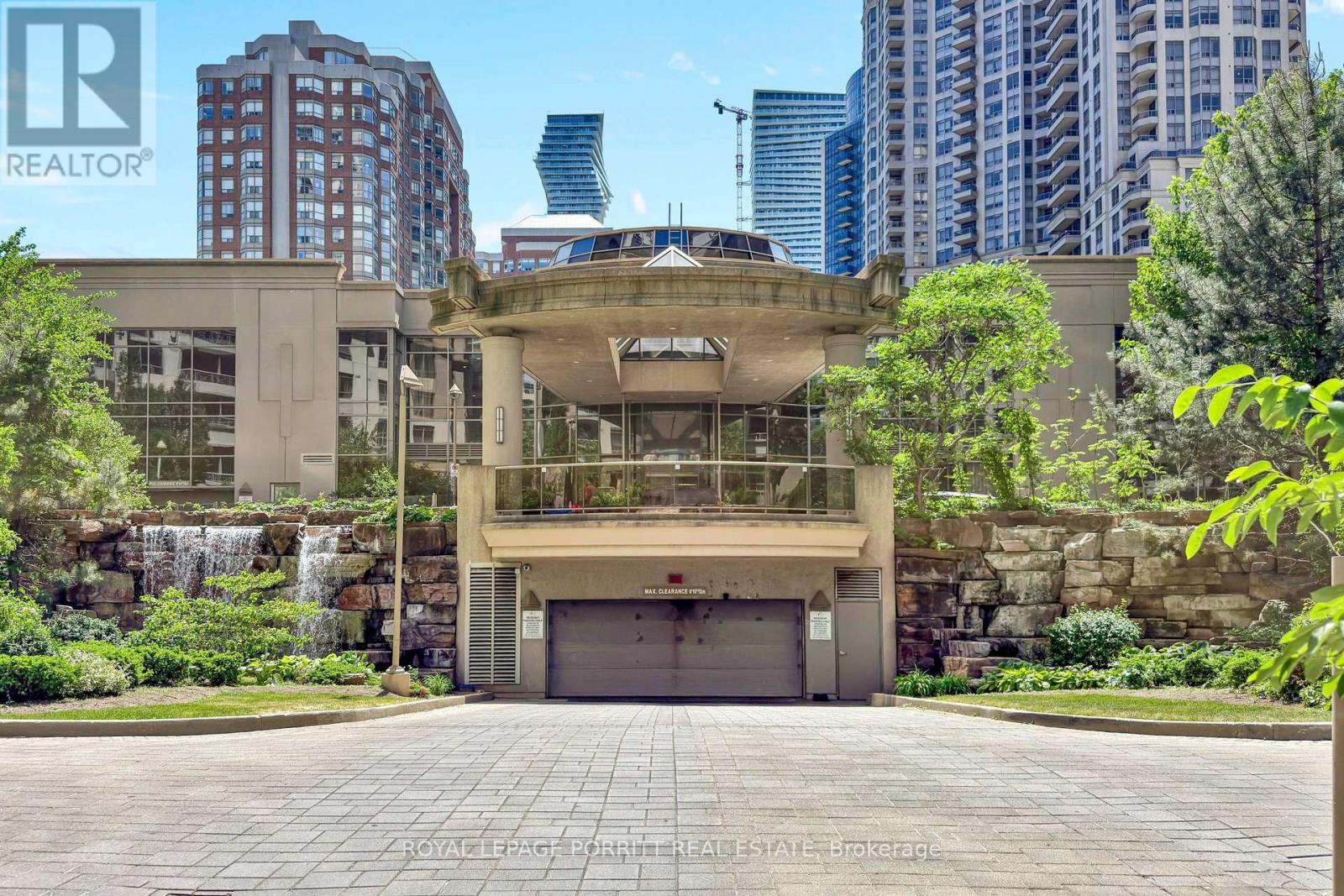 #927 3888 DUKE OF YORK BOULEVARD - 46