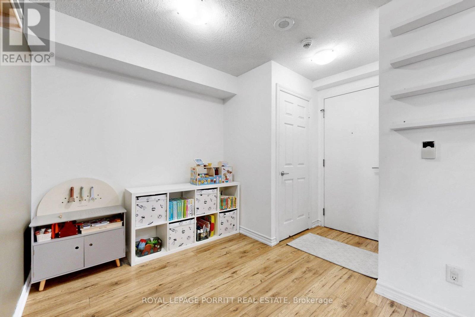 #927 3888 DUKE OF YORK BOULEVARD - 9