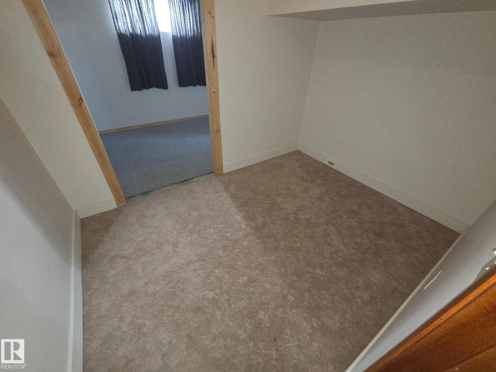 4934 49 Avenue - 32