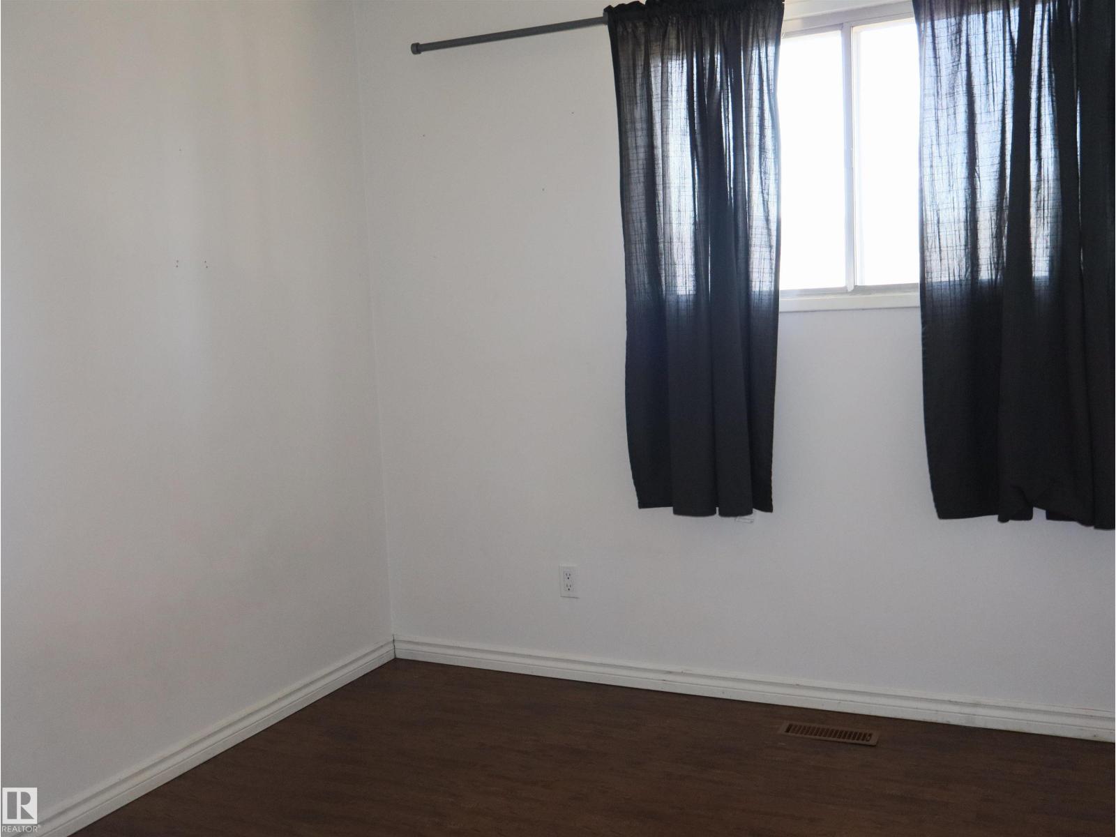 4934 49 Avenue - 26