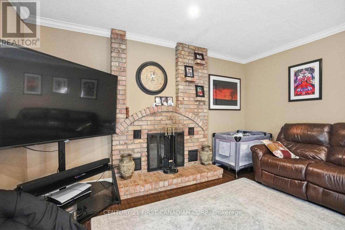 27 TUMBLEWEED CRESCENT - 18