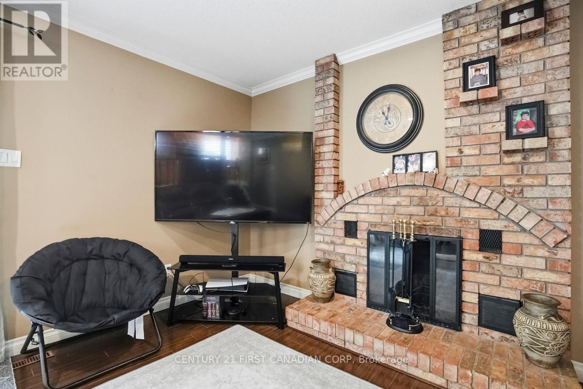 27 TUMBLEWEED CRESCENT - 19